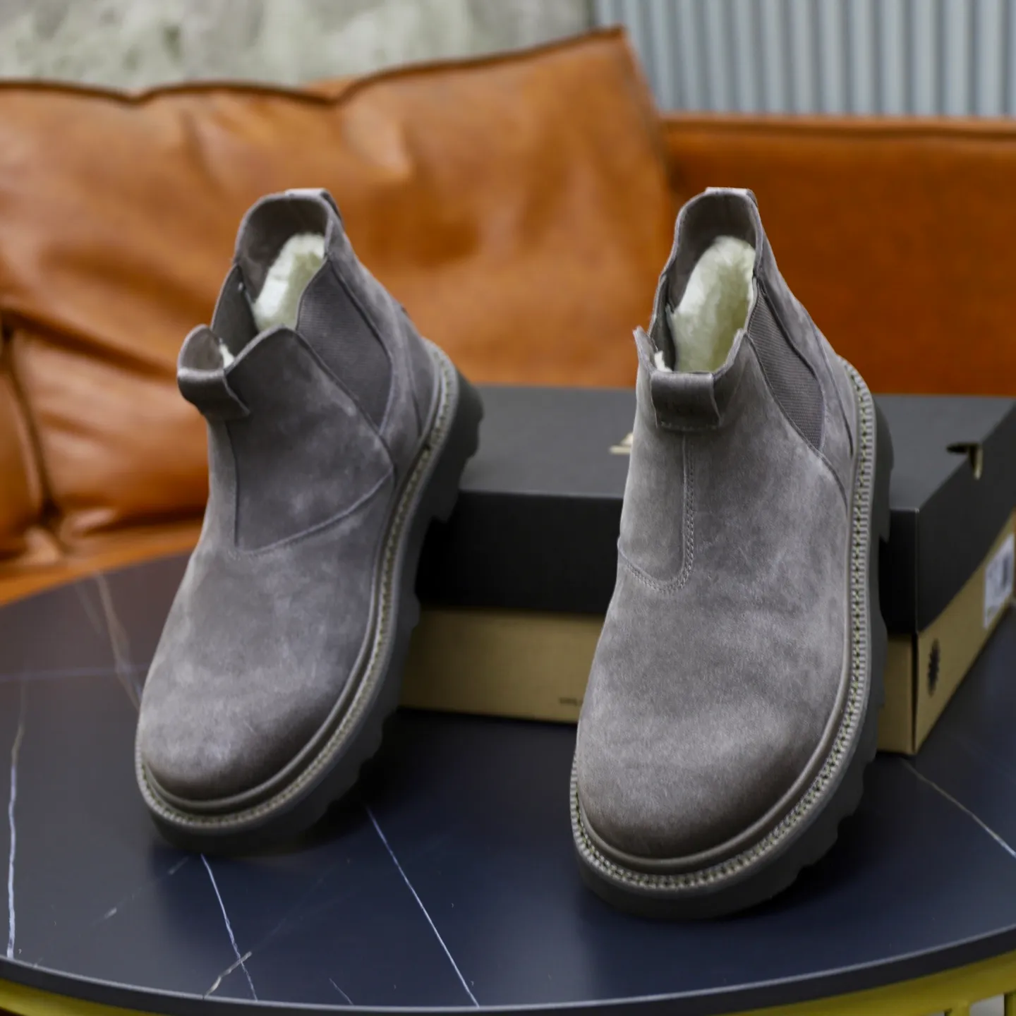 Ex-factory price: 640💰Thick wool imported from Australia Brand: UGG genuine purchasing agent Size: 39-45 Grade: Official website 1:1 Material: First layer of genuine leather waterproof and antifreeze upper Real wool lining Original non-slip soft wear-resistant outsole Style category: Men's casual shoes Trendy style Comfortable on the feet Color: Official website color synchronization